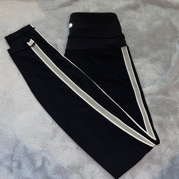 lululemon athletica Pants - Lululemon Wing Mesh Second Chance Pant RARE 6 EUC
